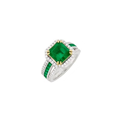 Lot 120 - Two-Color Gold, Emerald and Diamond Ring