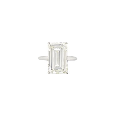 Lot 312 - Platinum and Diamond Ring