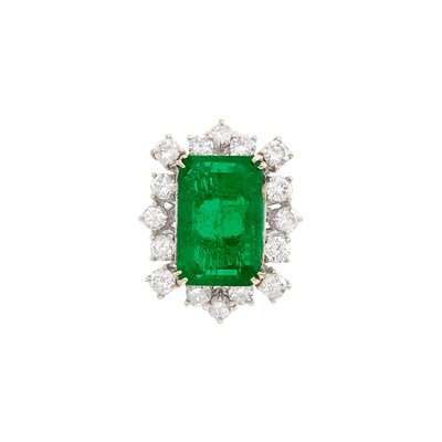 Lot 616 - White Gold, Emerald and Diamond Ring