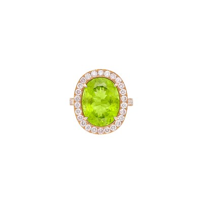 Lot 256 - Rose Gold, Peridot and Light Pink Diamond Ring