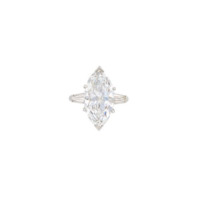 Lot 421 - Platinum and Diamond Ring