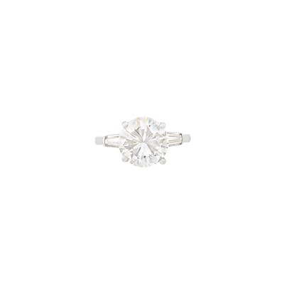 Lot 517 - Platinum and Diamond Ring