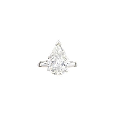 Lot 670 - Platinum and Diamond Ring