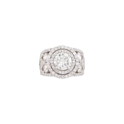 Lot 152 - White Gold and Diamond Ring