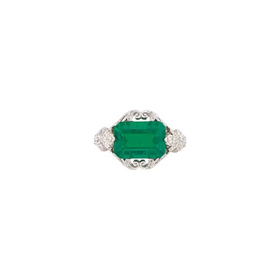 Lot 152 - Belle Époque Platinum, Emerald and Diamond Ring