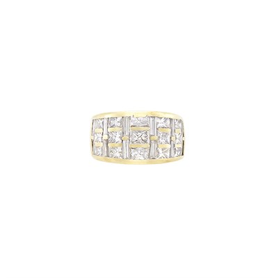 Lot 34 - Gold and Diamond Ring