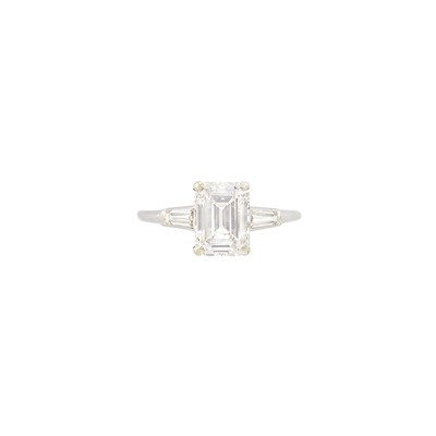 Lot 136 - Platinum and Diamond Ring