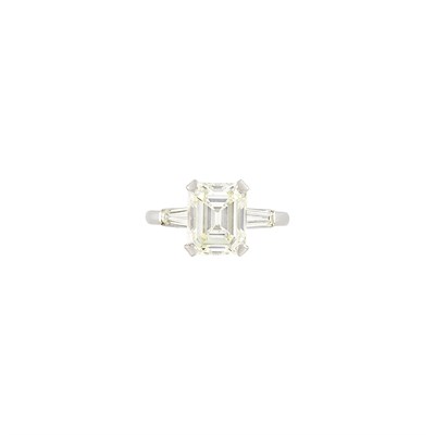 Lot 280 - Platinum and Diamond Ring