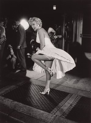 Lot 184 - ZIMBEL, GEORGE (b. 1929) Marilyn Monroe on the...