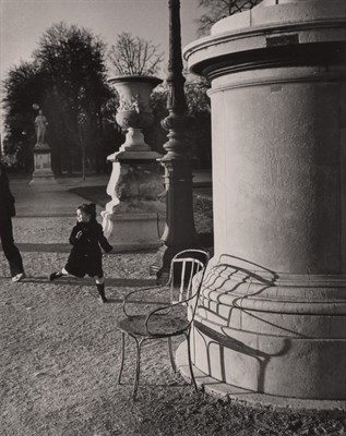 Lot 105 - KERTÉSZ, ANDRÉ (1894-1985) [Jardin des...