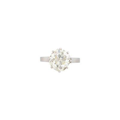 Lot 613 - Platinum and Diamond Ring