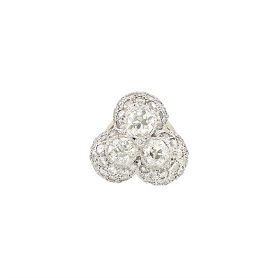 Lot 480 - White Gold and Diamond Ring