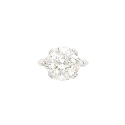 Lot 530 - Platinum and Diamond Ring