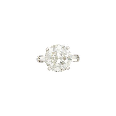 Lot 506 - Platinum and Diamond Ring