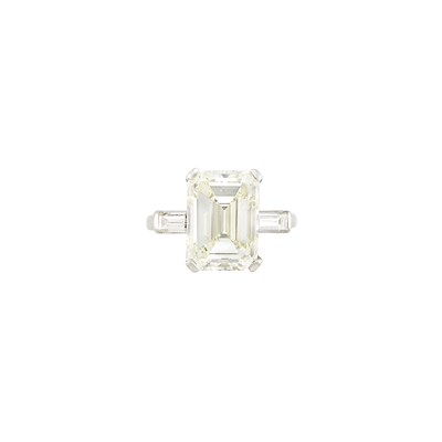 Lot 86 - Diamond Engagement Ring, 3 diamonds, center...