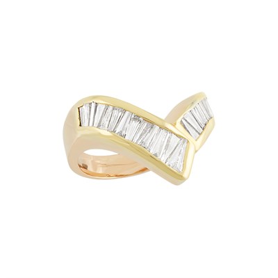 Lot 211 - Gold and Diamond Ring