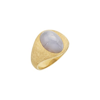 Lot 154 - Gold and Star Sapphire Ring