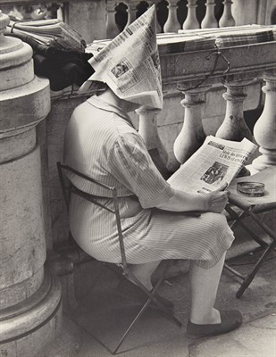 Lot 505 - BING, ILSE (1899-1998) Vendeuse de journaux,...