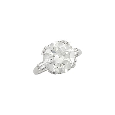 Lot 487 - Platinum and Diamond Ring