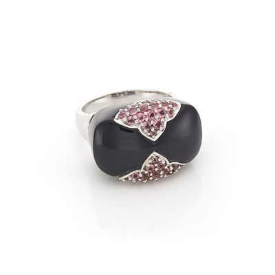 Lot 1519 - White Gold, Black Onyx and Pink Sapphire Ring