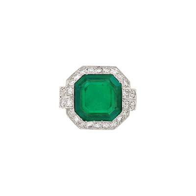 Lot 499 - Platinum, Emerald and Diamond Ring