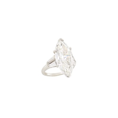 Lot 227 - Platinum and Diamond Ring