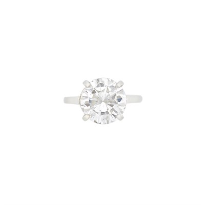 Lot 126 - White Gold and Diamond Ring