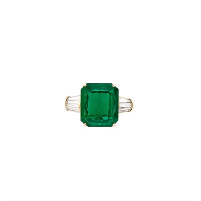 Lot 327 - Gold, Emerald and Diamond Ring