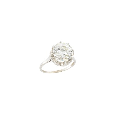Lot 132 - Platinum and Diamond Ring