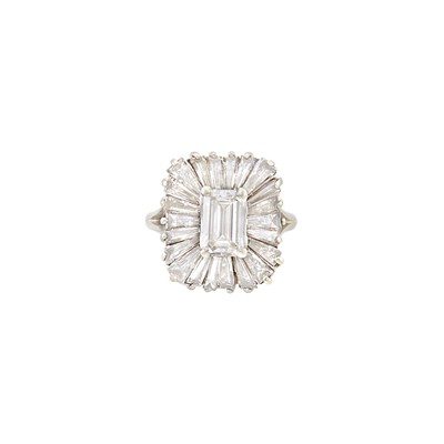 Lot 426 - White Gold and Diamond Ring