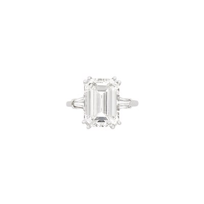 Lot 414 - Platinum and Diamond Ring