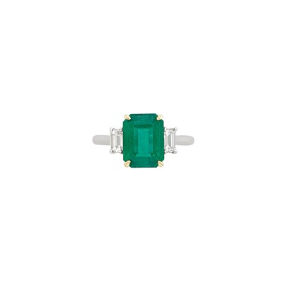Lot 658 - Platinum, Gold, Emerald and Diamond Ring
