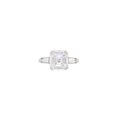 Lot 333 - Platinum and Diamond Ring