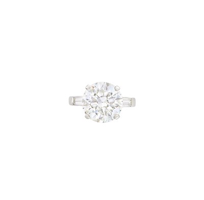 Lot 343 - Platinum and Diamond Ring