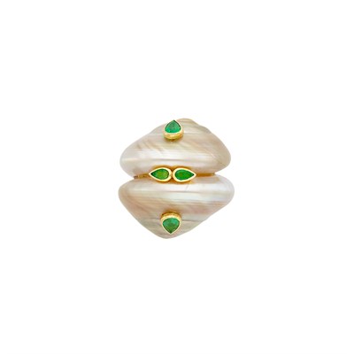 Lot 541 - Gold, Shell and Emerald Ring