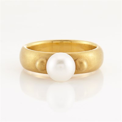 Lot 1713 - Gold and Pearl Ring, Linda Lee Johnson