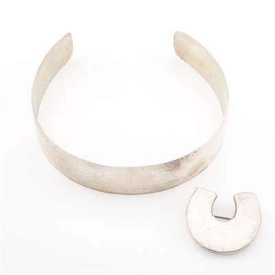 Lot 1749 - Silver Horseshoe Pin and Headband, Linda Lee Johnson