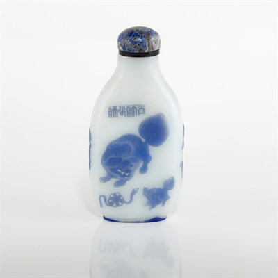 Lot 283 - Chinese Blue Overlay White Glass Snuff Bottle...
