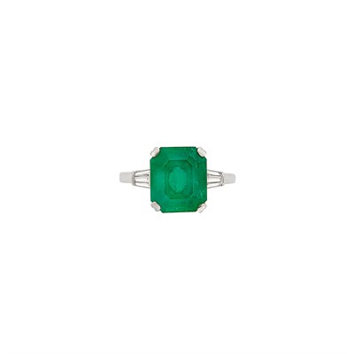 Lot 281 - Platinum, Emerald and Diamond Ring