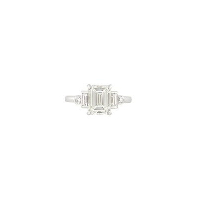 Lot 253 - Platinum and Diamond Ring, Cartier
