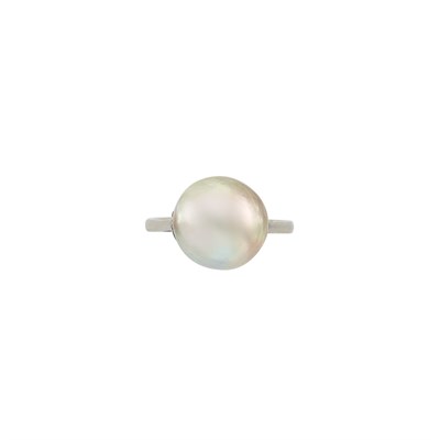 Lot 122 - Platinum and Natural Pearl Ring