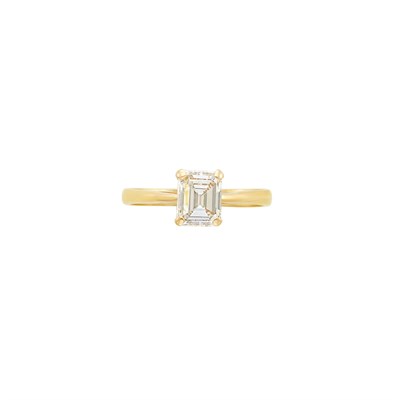 Lot 29 - Gold and Diamond Ring