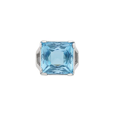 Lot 146 - Platinum and Aquamarine Ring