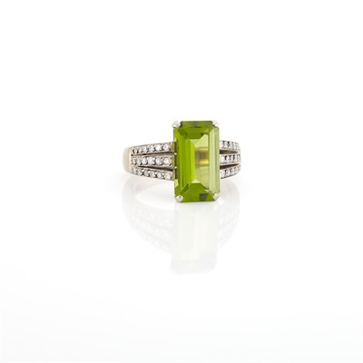 Lot 1811 - White Gold, Peridot and Diamond Ring
