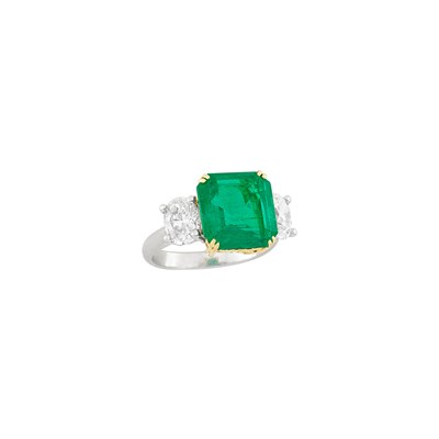 Lot 679 - Platinum, Gold, Emerald and Diamond Ring