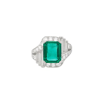 Lot 429 - Platinum, Emerald and Diamond Ring