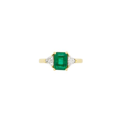 Lot 195 - Gold, Emerald and Diamond Ring