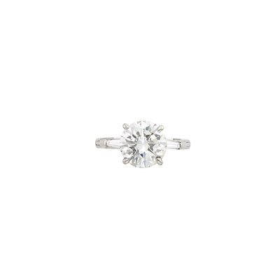 Lot 323 - Platinum and Diamond Ring