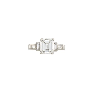Lot 307 - Platinum and Diamond Ring