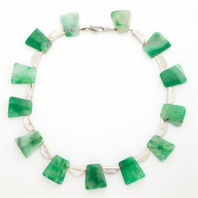 Lot 1718 - Silver and Dyed Green Agate Necklace